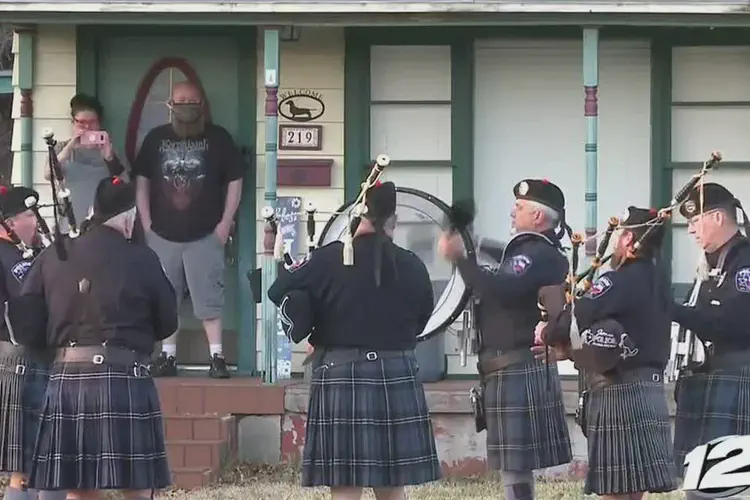 Sherman couple in quarantine get special surprise from their neighbors
