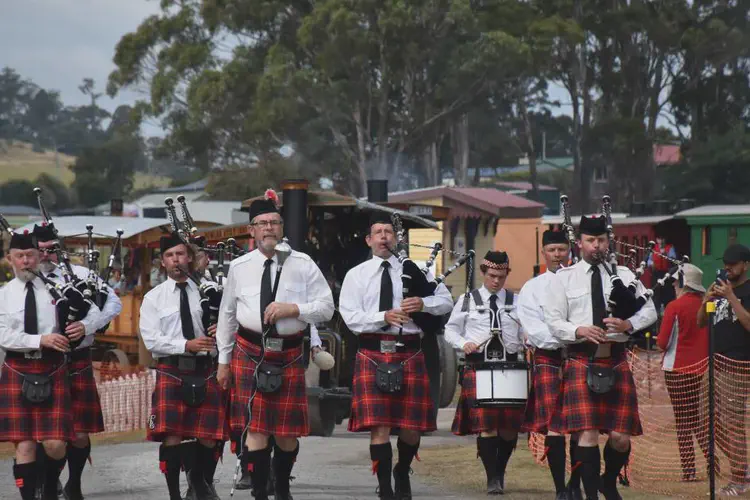 Burnie Highlands Pipe Band sound out for former members ahead of 80th anniversary