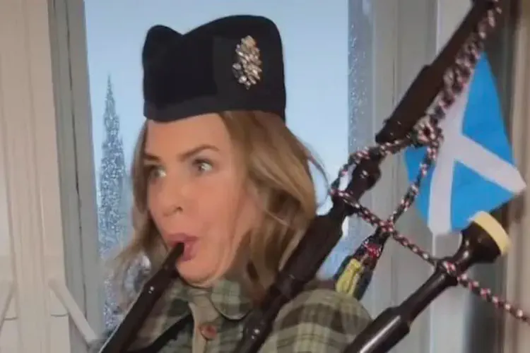 Fashion guru Trinny Woodall tries out the bagpipes during a visit to Scotland - Daily Record