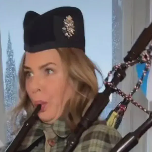 Fashion guru Trinny Woodall tries out the bagpipes during a visit to Scotland - Daily Record