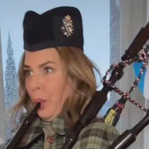 Fashion guru Trinny Woodall tries out the bagpipes during a visit to Scotland - Daily Record