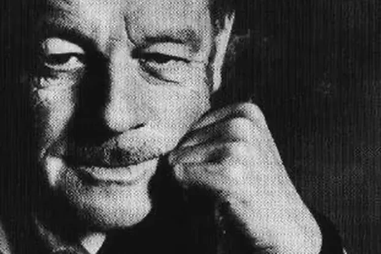 Alistair Maclean, Scottish novelist, dies