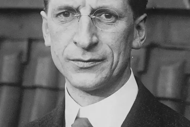 Eamon de Valera resigns as head of Sinn Féin