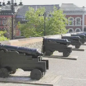 Thirteen Apprentice Boys refuse to let a Catholic army into Derry-Londonderry