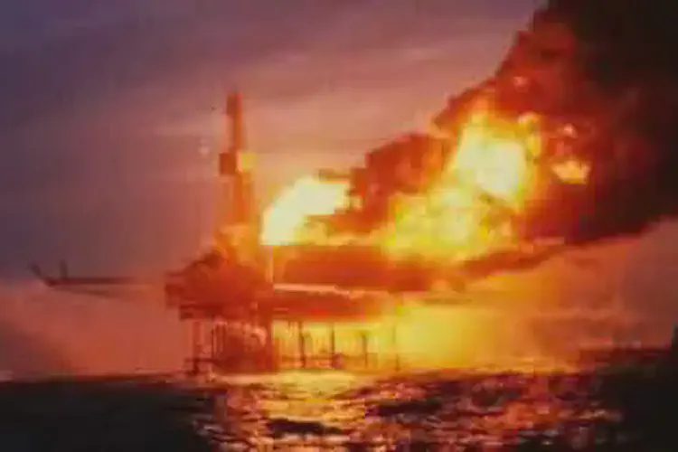 Explosion on North Sea Oil Rig Piper Alpha