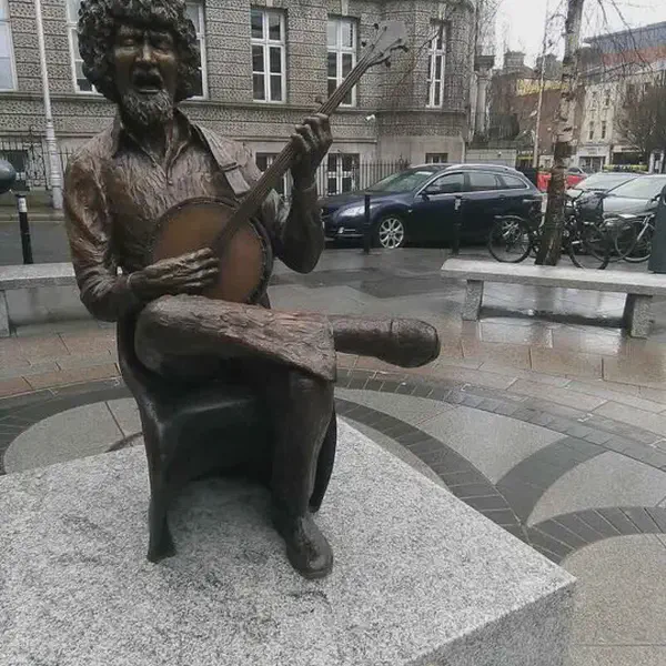 Luke Kelly, lead vocalist and 5-string banjo member of the Dubliners, dies